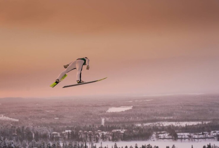 Eero Hirvonen (FIN) schwebt über der finnischen Landschaft.