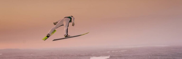 Eero Hirvonen (FIN) schwebt über der finnischen Landschaft.