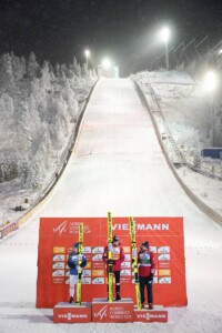 Johannes Lamparter (AUT), Jarl Magnus Riiber (NOR) und Stefan Rettenegger (AUT) (l-r) vor der größten Schanze Finnlands am Rukatunturi