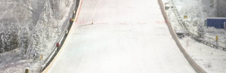 Johannes Lamparter (AUT), Jarl Magnus Riiber (NOR) und Stefan Rettenegger (AUT) (l-r) vor der größten Schanze Finnlands am Rukatunturi