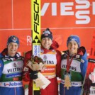 Strahlende Sieger beim Massenstart: Johannes Lamparter (AUT), Jarl Magnus Riiber (NOR), Stefan Rettenegger (AUT), (l-r)