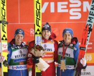Strahlende Sieger beim Massenstart: Johannes Lamparter (AUT), Jarl Magnus Riiber (NOR), Stefan Rettenegger (AUT), (l-r)
