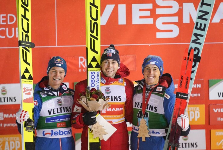 Strahlende Sieger beim Massenstart: Johannes Lamparter (AUT), Jarl Magnus Riiber (NOR), Stefan Rettenegger (AUT), (l-r)