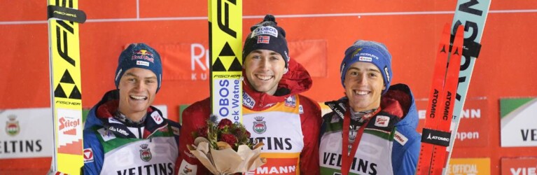 Strahlende Sieger beim Massenstart: Johannes Lamparter (AUT), Jarl Magnus Riiber (NOR), Stefan Rettenegger (AUT), (l-r)