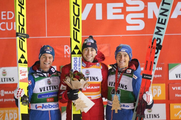 Strahlende Sieger beim Massenstart: Johannes Lamparter (AUT), Jarl Magnus Riiber (NOR), Stefan Rettenegger (AUT), (l-r)
