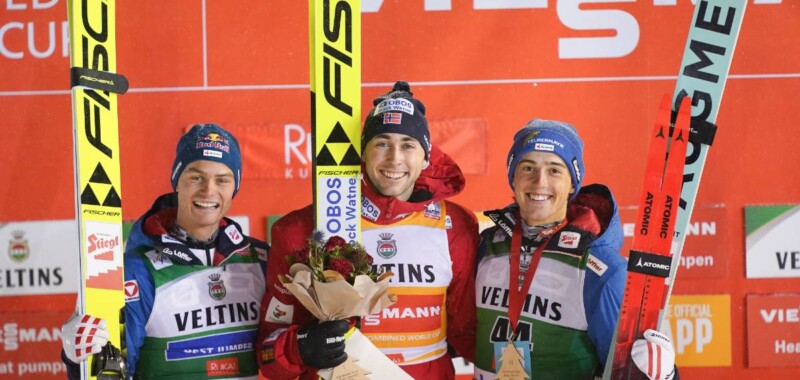 Strahlende Sieger beim Massenstart: Johannes Lamparter (AUT), Jarl Magnus Riiber (NOR), Stefan Rettenegger (AUT), (l-r)