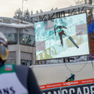 Samuel Costa (ITA) betrachtet seinen Sprung auf der Leinwand.