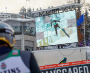Samuel Costa (ITA) betrachtet seinen Sprung auf der Leinwand.