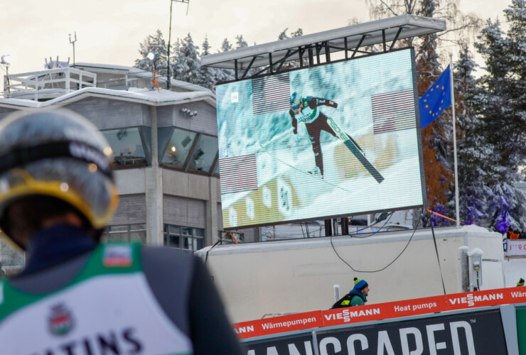 Samuel Costa (ITA) betrachtet seinen Sprung auf der Leinwand.