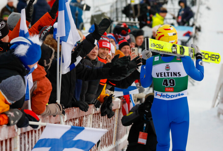 Ilkka Herola (FIN) wird von den finnischen Fans gefeiert.