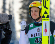 Eero Hirvonen (FIN) freut sich über einen starken Sprung.
