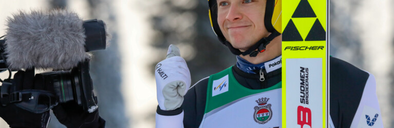 Eero Hirvonen (FIN) freut sich über einen starken Sprung.