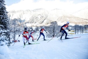 Das Dachsteingebirge in Ramsau am Dachstein (AUT) bildet die Kulisse für den Jahresabschluss der Nordischen Kombination. (Im Bild: Yoshito Watabe (JPN), Matteo Baud (FRA), Vinzenz Geiger (GER), Manuel Faisst (GER), (l-r) beim Weltcup 2022)