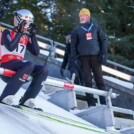 Svenja Wuerth (GER) sitzt auf dem Startbalken.