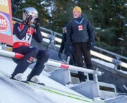 Svenja Wuerth (GER) sitzt auf dem Startbalken.