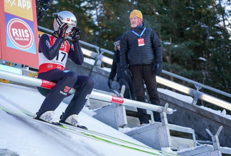 Svenja Wuerth (GER) sitzt auf dem Startbalken.