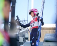Nathalie Armbruster (GER) wirft einen Blick auf die Zwischenstände.
