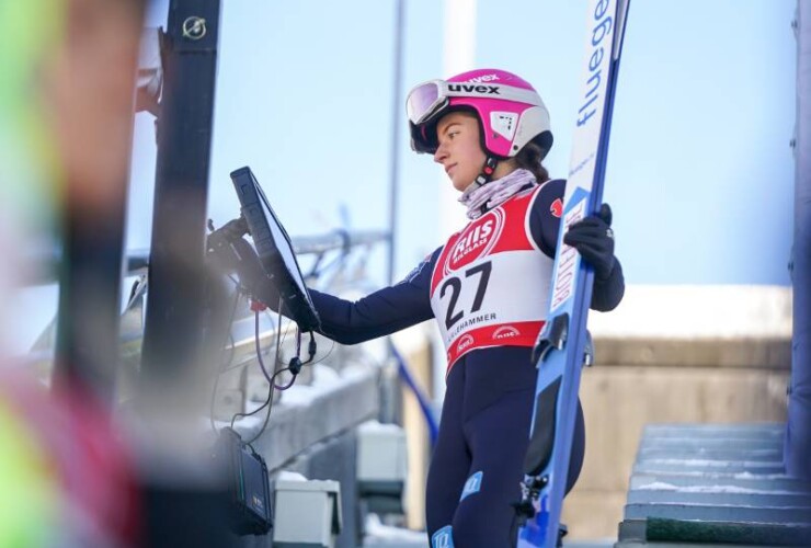 Nathalie Armbruster (GER) wirft einen Blick auf die Zwischenstände.