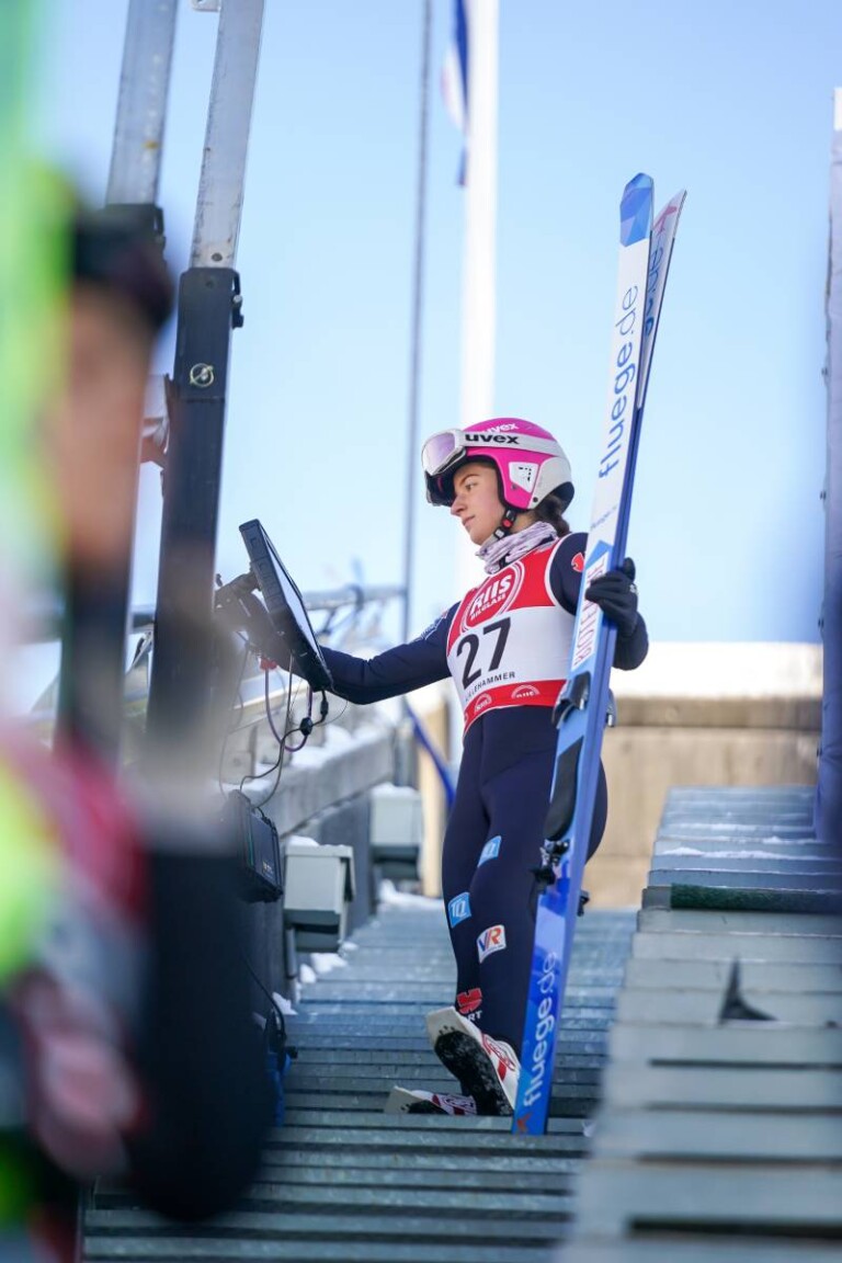 Nathalie Armbruster (GER) wirft einen Blick auf die Zwischenstände.