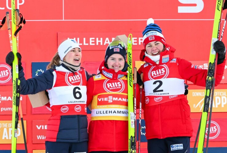 Das Podium beim Weltcup-Auftakt: Ida Marie Hagen (NOR), Gyda Westvold Hansen (NOR), Mari Leinan Lund (NOR), (l-r)