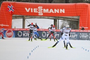 Jens Luraas Oftebro (NOR) setzt sich im Zielsprint um Platz zwei durch.