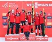 Feierstimmung bei den Norwegern: Jens Luraas Oftebro (NOR), Jarl Magnus Riiber (NOR), Joergen Graabak (NOR), Ida Marie Hagen (NOR), Gyda Westvold Hansen (NOR), Mari Leinan Lund (NOR), (l-r) mit Sportchef Ivar Stuan