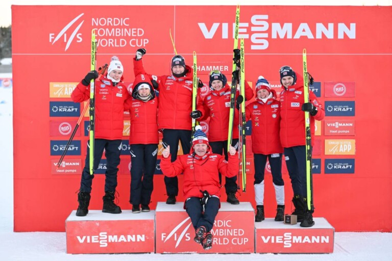 Feierstimmung bei den Norwegern: Jens Luraas Oftebro (NOR), Jarl Magnus Riiber (NOR), Joergen Graabak (NOR), Ida Marie Hagen (NOR), Gyda Westvold Hansen (NOR), Mari Leinan Lund (NOR), (l-r) mit Sportchef Ivar Stuan