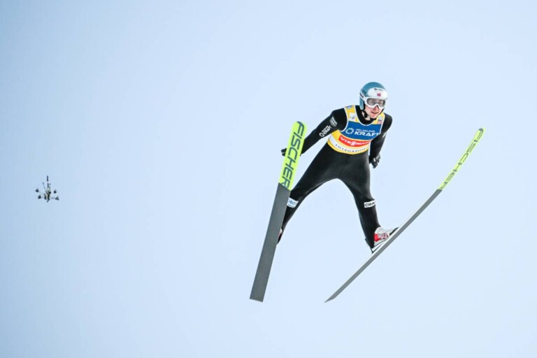 Nur die Drohne kann mithalten mit Jarl Magnus Riiber (NOR).