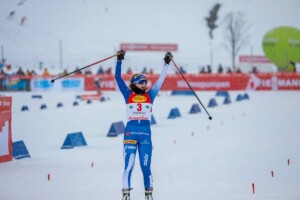 Minja Korhonen (FIN) feiert ihr erstes Podium im Weltcup.