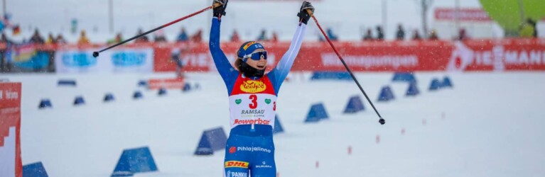 Minja Korhonen (FIN) feiert ihr erstes Podium im Weltcup.