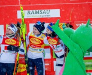 Selfie mit Dinosaurier: Ida Marie Hagen (NOR), Gyda Westvold Hansen (NOR), Minja Korhonen (FIN), (l-r)