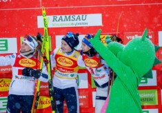 Selfie mit Dinosaurier: Ida Marie Hagen (NOR), Gyda Westvold Hansen (NOR), Minja Korhonen (FIN), (l-r)