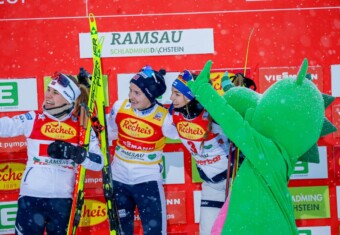 Selfie mit Dinosaurier: Ida Marie Hagen (NOR), Gyda Westvold Hansen (NOR), Minja Korhonen (FIN), (l-r)