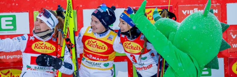 Selfie mit Dinosaurier: Ida Marie Hagen (NOR), Gyda Westvold Hansen (NOR), Minja Korhonen (FIN), (l-r)
