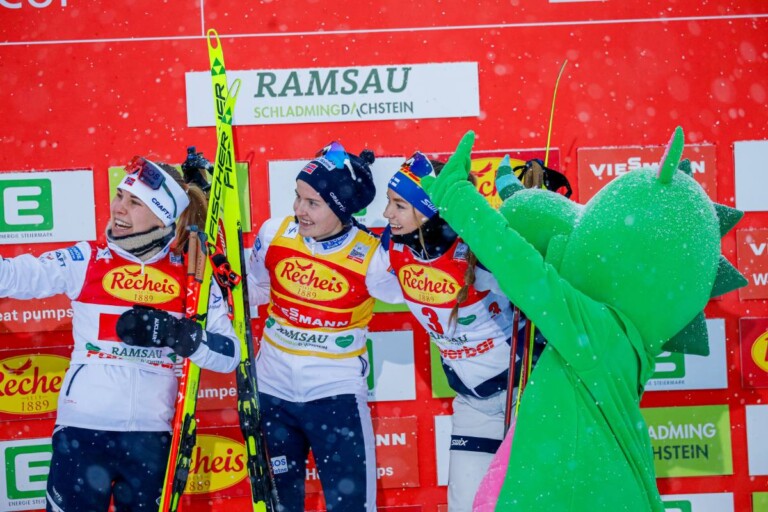 Selfie mit Dinosaurier: Ida Marie Hagen (NOR), Gyda Westvold Hansen (NOR), Minja Korhonen (FIN), (l-r)