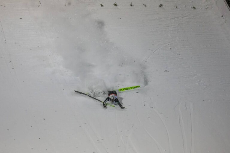 Auch Yoshito Watabe (JPN) stürzte.