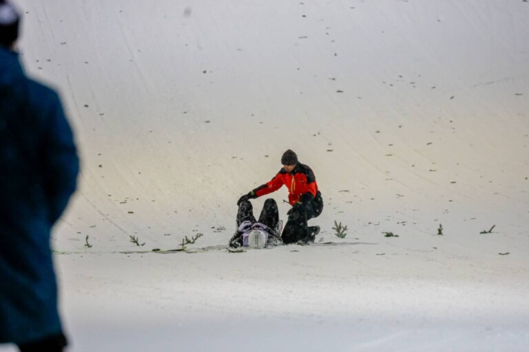 Jens Luraas Oftebro (NOR) wird nach seinem Sturz betreut.