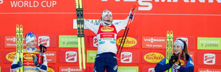 Endlich ganz oben: Gyda Westvold Hansen (NOR), Ida Marie Hagen (NOR), Lisa Hirner (AUT), (l-r)