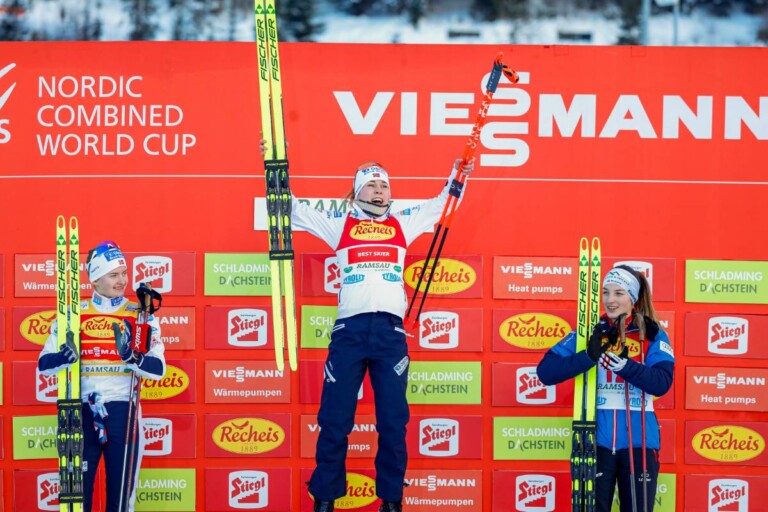 Endlich ganz oben: Gyda Westvold Hansen (NOR), Ida Marie Hagen (NOR), Lisa Hirner (AUT), (l-r)
