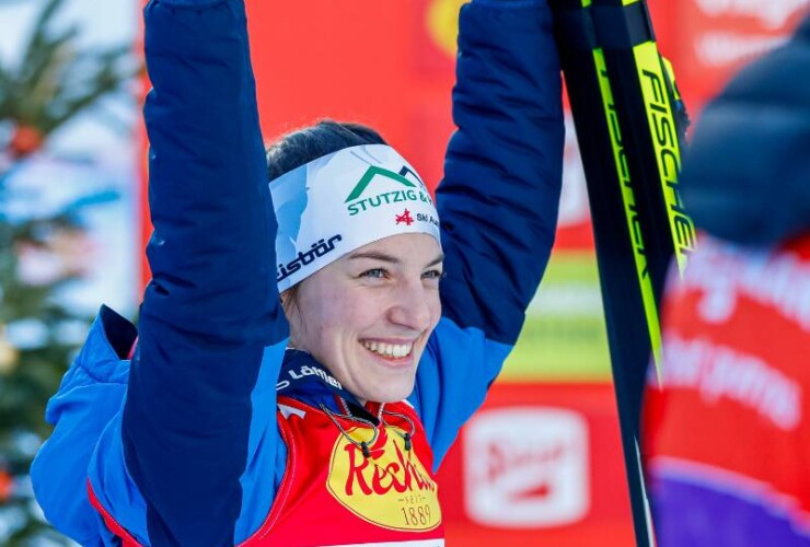 Lisa Hirner (AUT) freut sich über ihren Podestplatz beim Heimspiel.