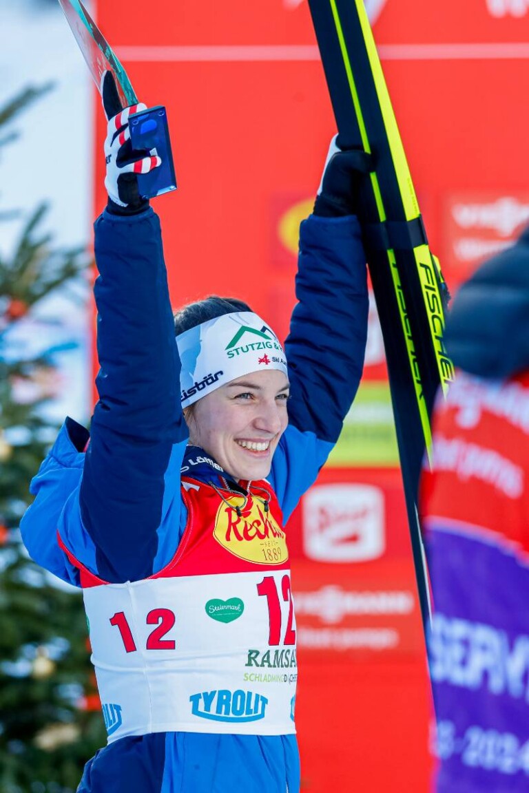 Lisa Hirner (AUT) freut sich über ihren Podestplatz beim Heimspiel.