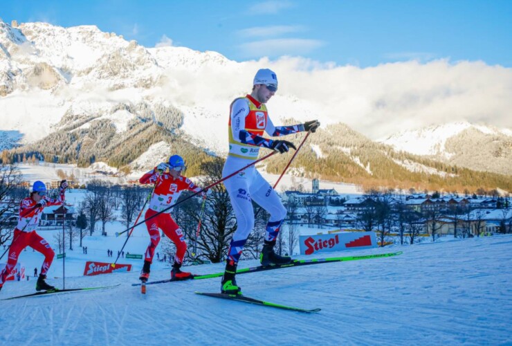 Jarl Magnus Riiber (NOR) an der Spitze des Feldes