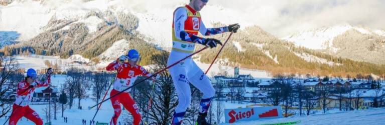 Jarl Magnus Riiber (NOR) an der Spitze des Feldes