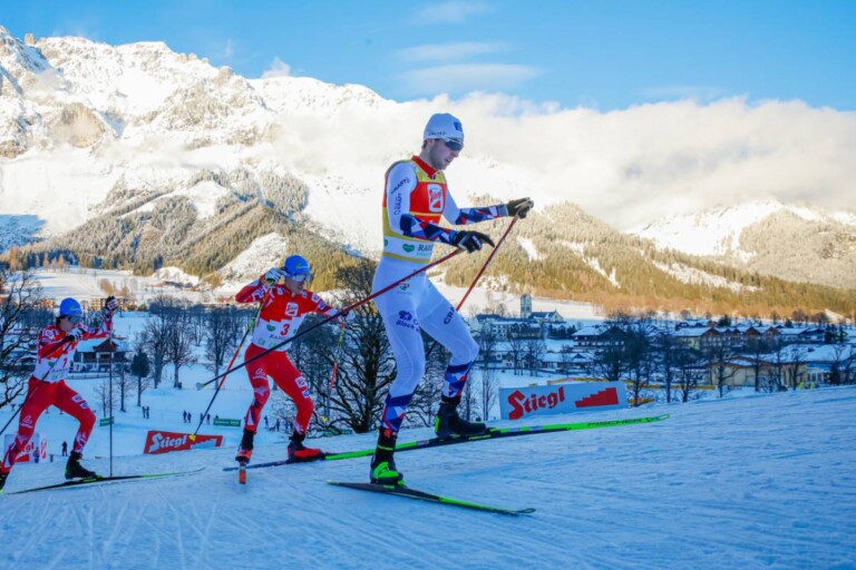 Jarl Magnus Riiber (NOR) an der Spitze des Feldes