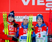 Das Podium des Compact-Rennens: Jarl Magnus Riiber (NOR), Johannes Lamparter (AUT), Stefan Rettenegger (AUT), (l-r)