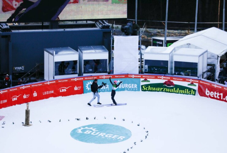 Nathalie Armbruster (GER) freut sich über ihren gelungenen Sprung.