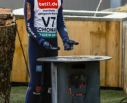 Vorspringer Marcel Dickhaut wärmt sich am Feuer.
