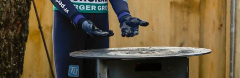 Vorspringer Marcel Dickhaut wärmt sich am Feuer.