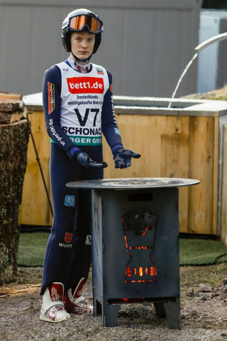 Vorspringer Marcel Dickhaut wärmt sich am Feuer.