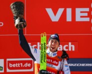 Jarl Magnus Riiber (NOR) gewinnt den Schwarzwaldpokal.